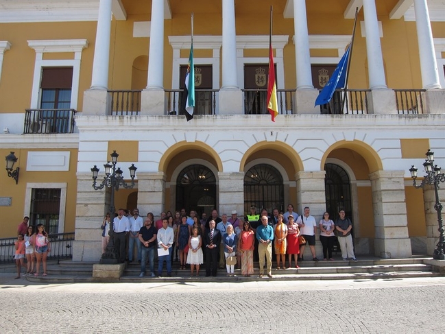 Minuto de silencio en el Ayuntamiento de Badajoz por las víctimas en Niza