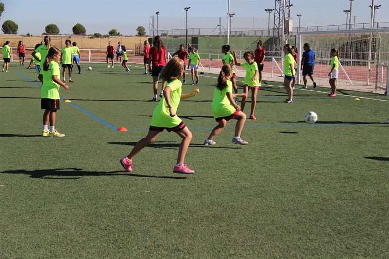 Una veintena de jóvenes participa en un clínic deportivo del equipo de fútbol femenino Santa Teresa C.D de Badajoz
