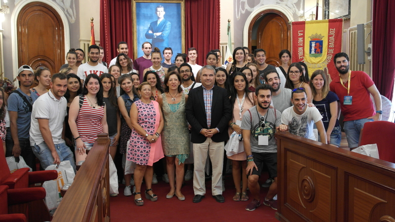 Más de 70 universitarios de movilidad internacional saludan al alcalde