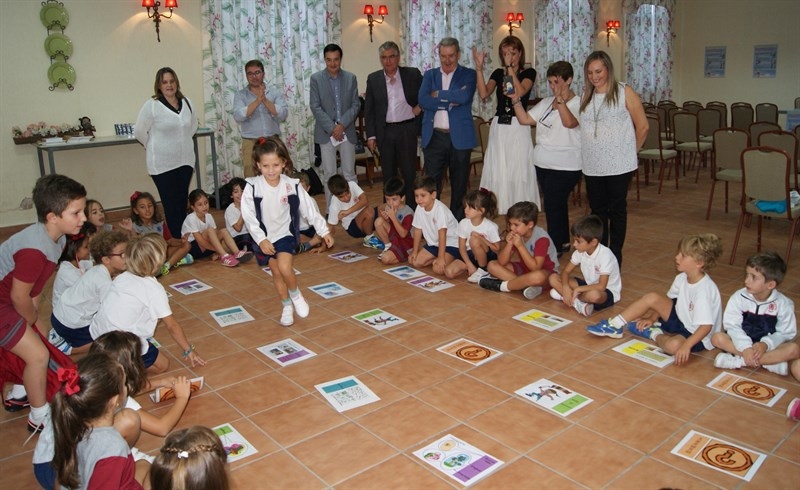 Unos 50 alumnos de un colegio de Badajoz protagonizan la presentación de una campaña sobre la discapacidad en las aulas