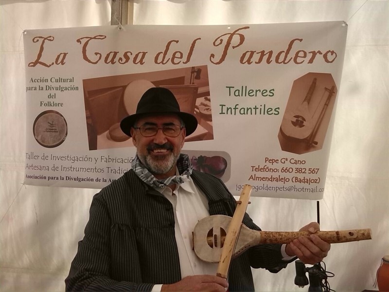 El Corte Inglés de Badajoz ofrece un taller infantil de fabricación de instrumentos de música tradicional