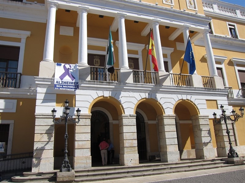 El Ayuntamiento de Badajoz luce en su fachada un lazo morado con motivo del Día Mundial del Alzheimer