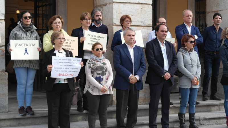 Minuto de silencio por la mujer asesinada en Granada