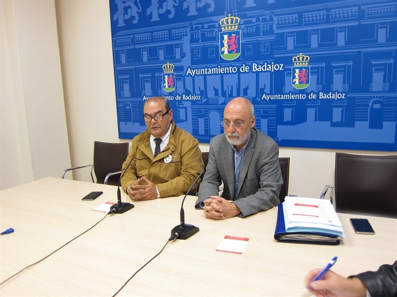 Podemos Recuperar Badajoz y C's muestran su apoyo a la manifestación contraria al Plan Director del Hospital Provincial