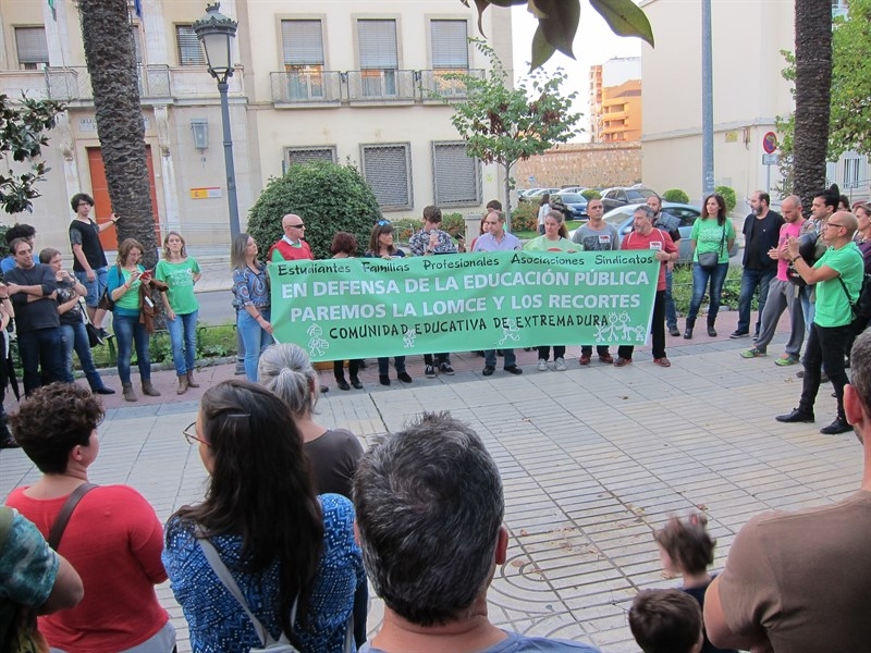 Unas 200 personas protestan en Badajoz contra las 'reválidas' de la LOMCE y en favor de una educación pública de calidad