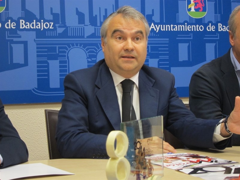 Fragoso defiende que el cambio a la iluminación LED en Badajoz favorecerá el ''control'', el ''ahorro'' y la ''sostenibilidad''