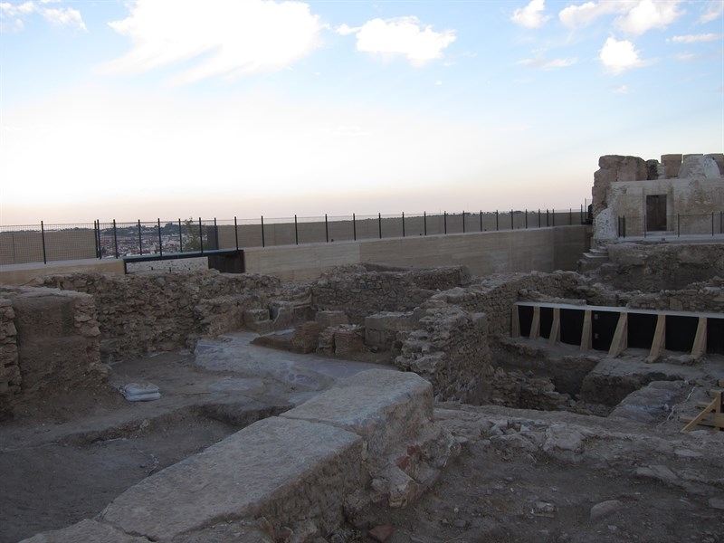 Una visita guiada invita a conocer parte del yacimiento arqueológico de la Alcazaba 