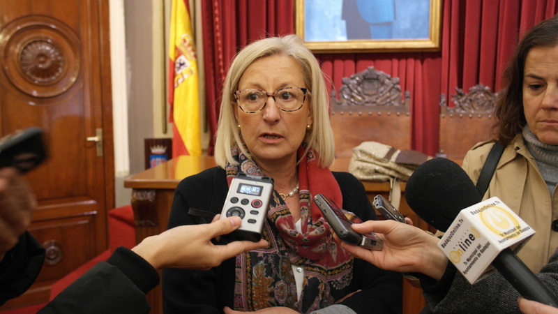 Badajoz coloca un lazo con motivo del Día Internacional contra la violencia de género
