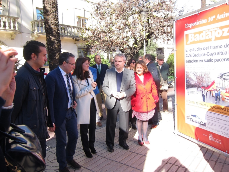 Portadas de La Crónica de Badajoz protagonizan una muestra en la Avenida de Huelva por su 10 aniversario