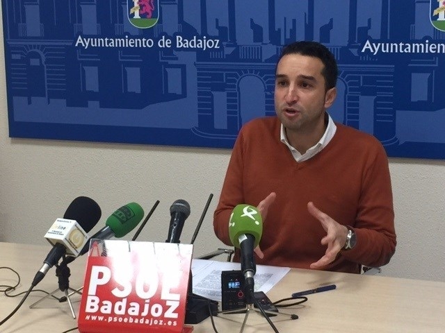 Ricardo Cabezas pide al alcalde de Badajoz que ''abandone la prepotencia'' para 2017 y apuesta por el ''diálogo y consenso''
