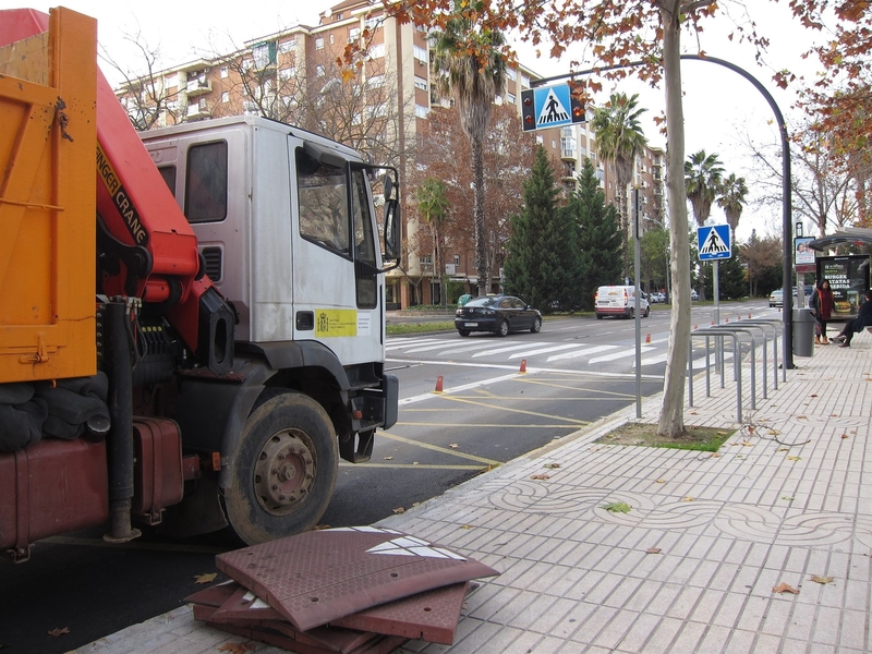 El Ayuntamiento retira los cojines de calmado de la avenida Sinforiano Madroñero