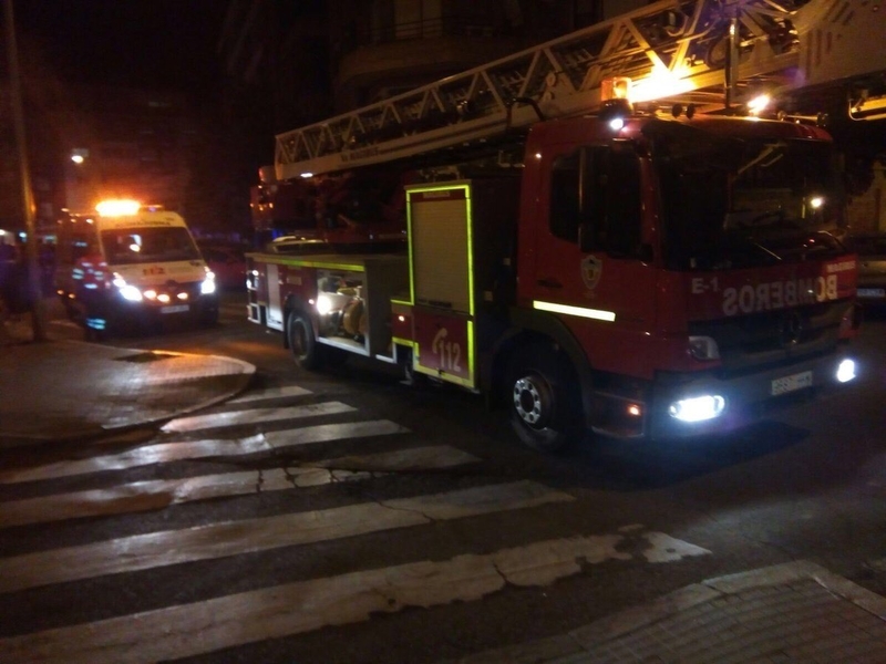 Intoxicada una anciana y 20 vecinos evacuados en un incendio en una vivienda de Badajoz