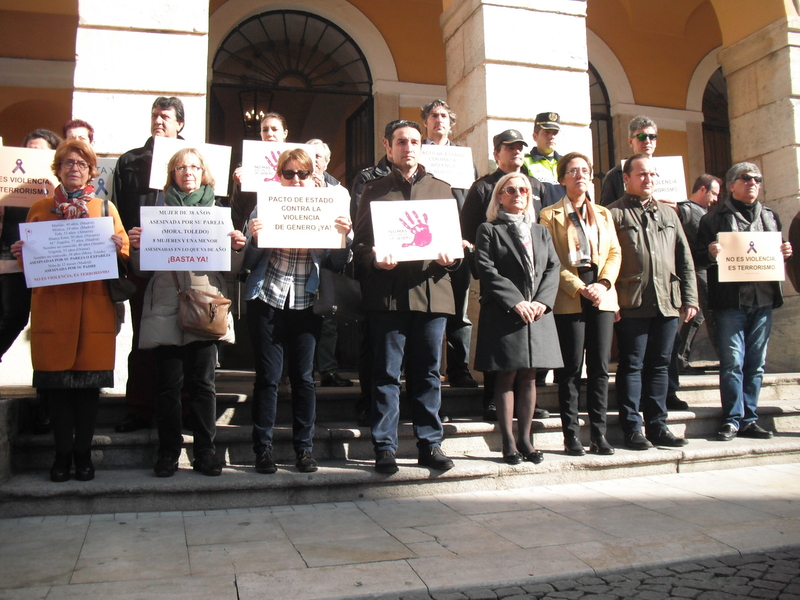 Badajoz guarda un minuto de silencio por la mujer asesinada en Toledo