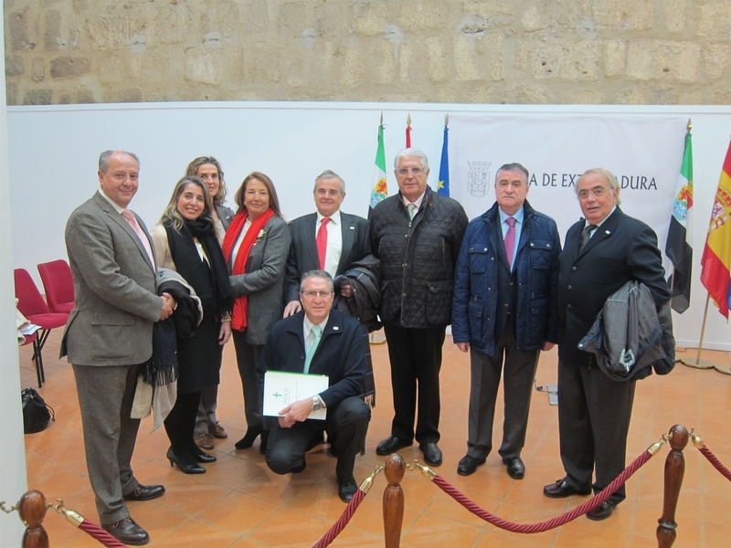 La nueva directiva de la AECC de Badajoz pide ayuda a Vara para investigar, tener voluntarios y prevenir el cáncer