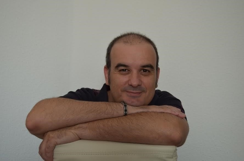 El autor Enrique Trigueros presenta su poemario 'Parresía' en El Corte Inglés