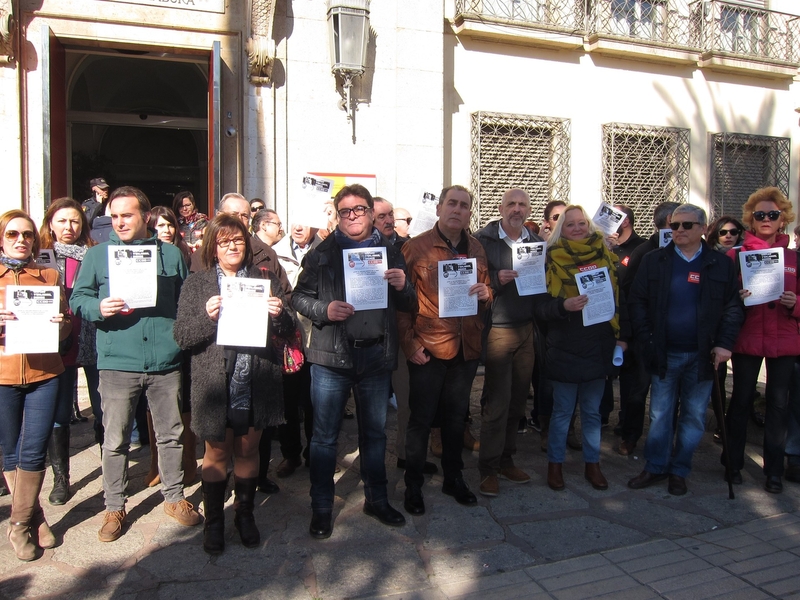 Un centenar de personas se concentra en Badajoz para reclamar un empleo y salarios ''dignos'' y contra la ''precariedad''