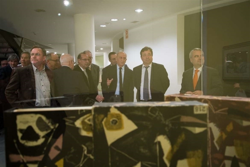 Vara inaugura una muestra del artista catalán Antoni Clavé en el MEIAC de Badajoz