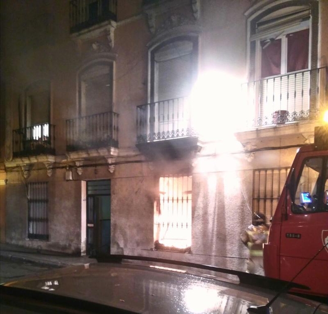 Dos afectados leves por inhalación de humo en el incendio de una vivienda de Badajoz