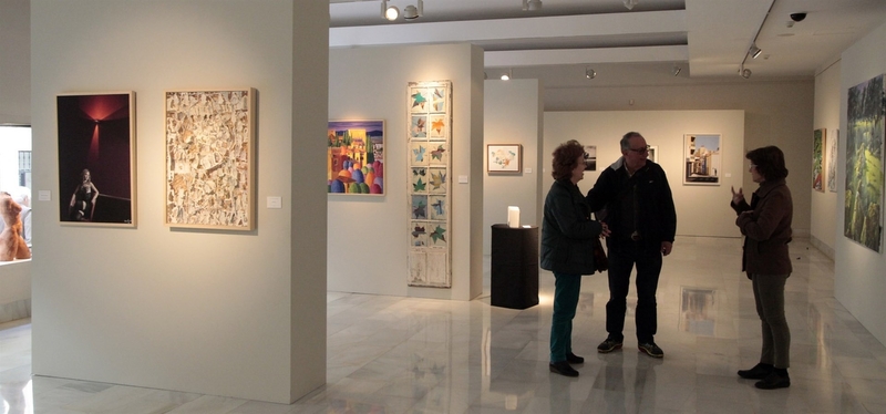 La exposición Artistas del Casco Antiguo muestra obras de 34 pintores, escultores y fotógrafos