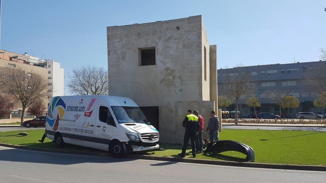 Una furgoneta de reparto invade una rotonda en Badajoz 