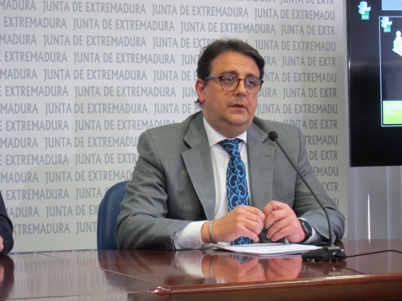 Vergeles reconoce que no sabe si están los contratos de los patólogos de Badajoz aunque ''el problema está solucionado''