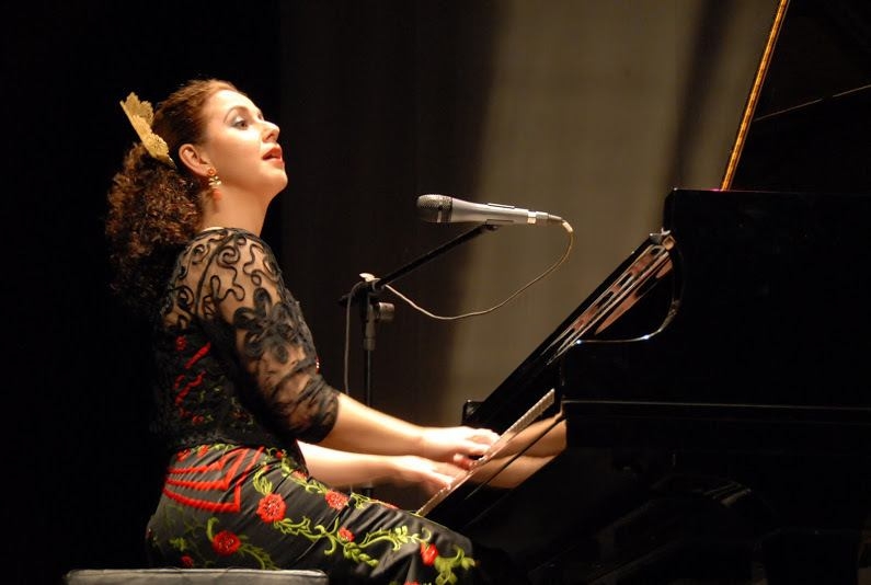 La compositora y pianista Laura de los Ángeles ofrecerá este viernes en Badajoz el espectáculo 'Luz en la oscuridad'
