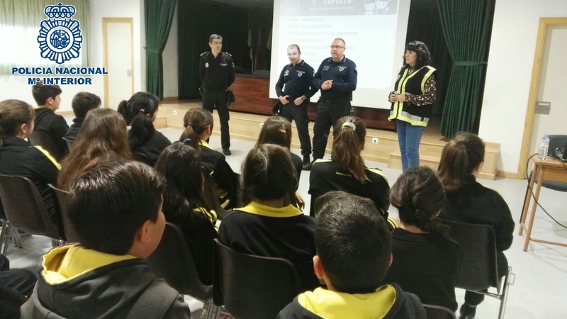 La Policía de Portugal conoce el programa 'Ciberxpert@' a través de una charla impartida en un colegio de Badajoz