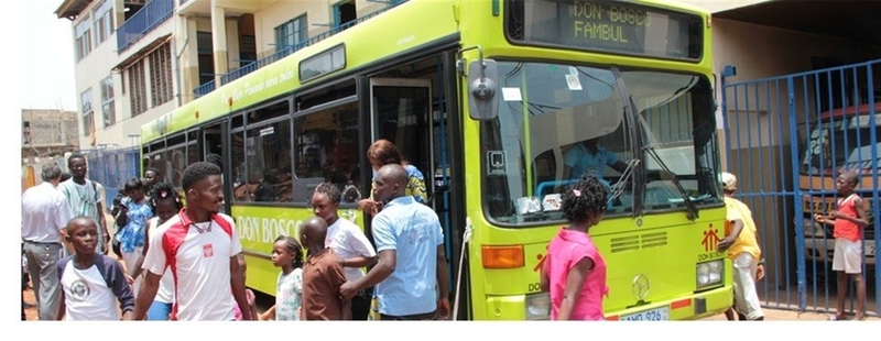 Un autobús urbano de Badajoz recorre Freetown (Sierra Leona) para atender a menores que viven en las calles