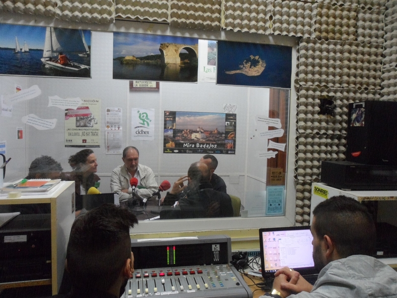 Internos del Centro Penitenciario de Badajoz emiten un programa semanal de radio de divulgación científica