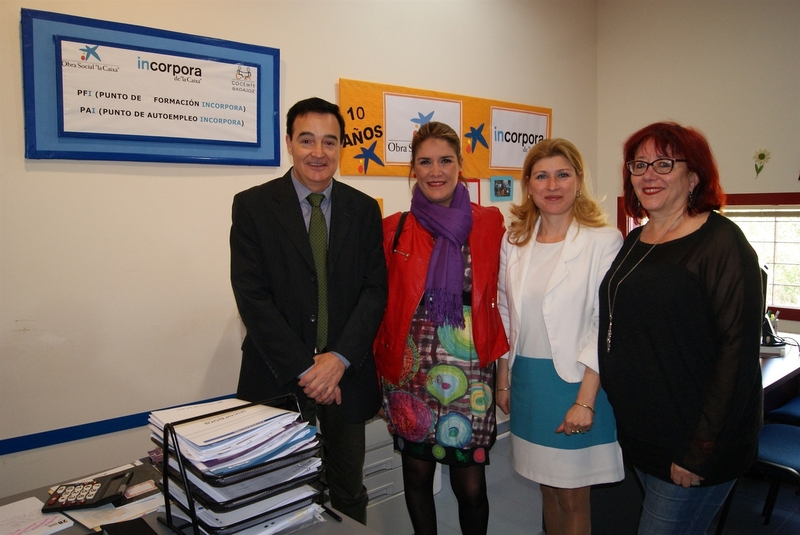 La directora del IMEx visita el centro de Servicios Múltiples de Cocemfe Badajoz para conocer los programas que gestiona
