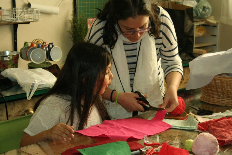 Niños de 5 a 15 años participarán en talleres de costura en El Corte Inglés de Badajoz con motivo del Día de la Madre