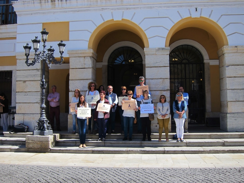 El Ayuntamiento de Badajoz guarda un minuto de silencio por la última víctima de violencia de género