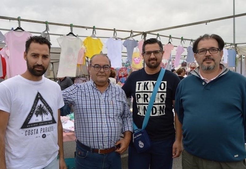 García-Borruel recoge la propuesta de la Asociación de Comerciantes Ambulantes de un mercadillo nocturno en Badajoz