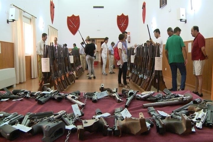 La Comandancia de la Guardia Civil de Badajoz expone 334 armas que serán subastadas