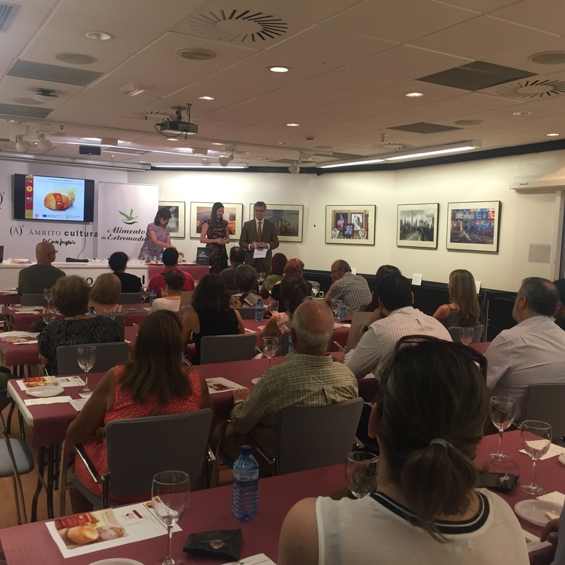 La DOP Torta del Casar finaliza la temporada de catas comentadas en Badajoz