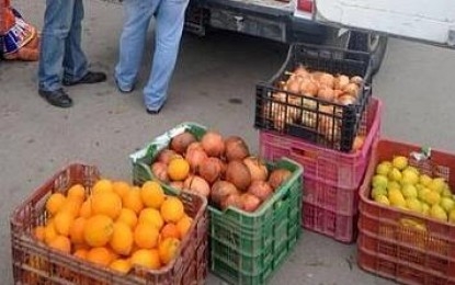 Intervenidos 350 kilos de fruta a vendedores ilegales en el mercadillo del Polígono El 'Nevero'