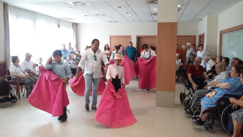 Alumnos de la Escuela Taurina de Badajoz visitan una residencia de mayores en la capital pacense
