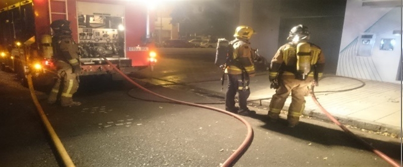 El incendio en un garaje comunitario de Valdepasillas se salda con cuatro coches calcinados y una veintena de ellos dañados