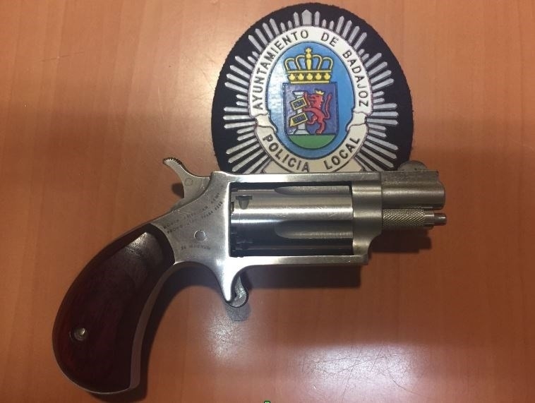Detenido en Badajoz un varón con un arma de fuego y una navaja tras enfrentarse a la Policía Local