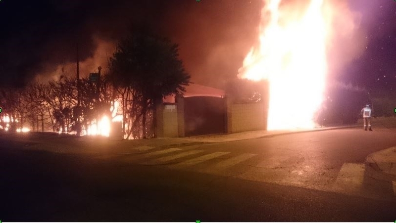 Desalojadas dos personas de una vivienda de Badajoz por un incendio de pastos que ha calcinado dos coches