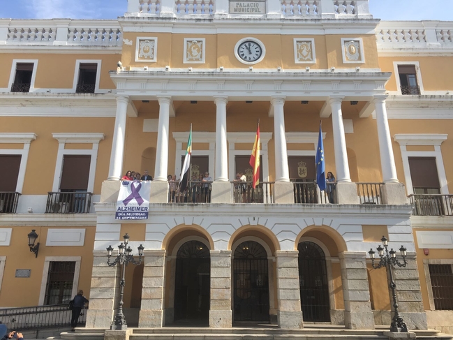 El palacio municipal luce un lazo morado con motivo del Día Internacional del Alzheimer