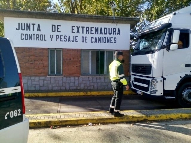 La Guardia Civil denuncia a 11 camiones por exceso de peso en Badajoz en una campaña de control de pesaje