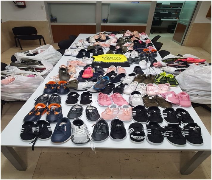 Intervenidos 180 pares de zapatillas deportivas falsificadas en el mercadillo de Badajoz