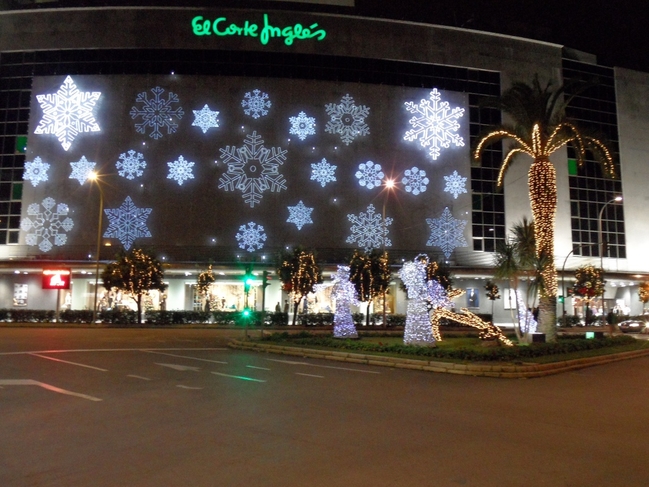 Este jueves se inaugura el alumbrado de Navidad de la fachada de El Corte Inglés, coincidiendo con el de la ciudad 