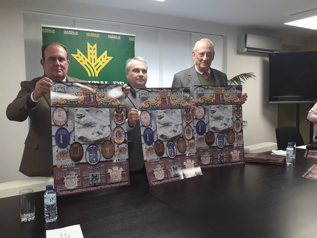 La Asociación Amigos de Badajoz edita 300 calendarios con el escudo de la ciudad