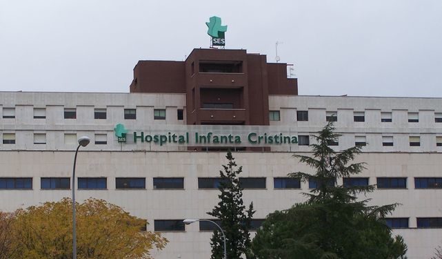 El Hospital Infanta Cristina realiza una operación para sustituir huesos del tórax por implantes de titanio