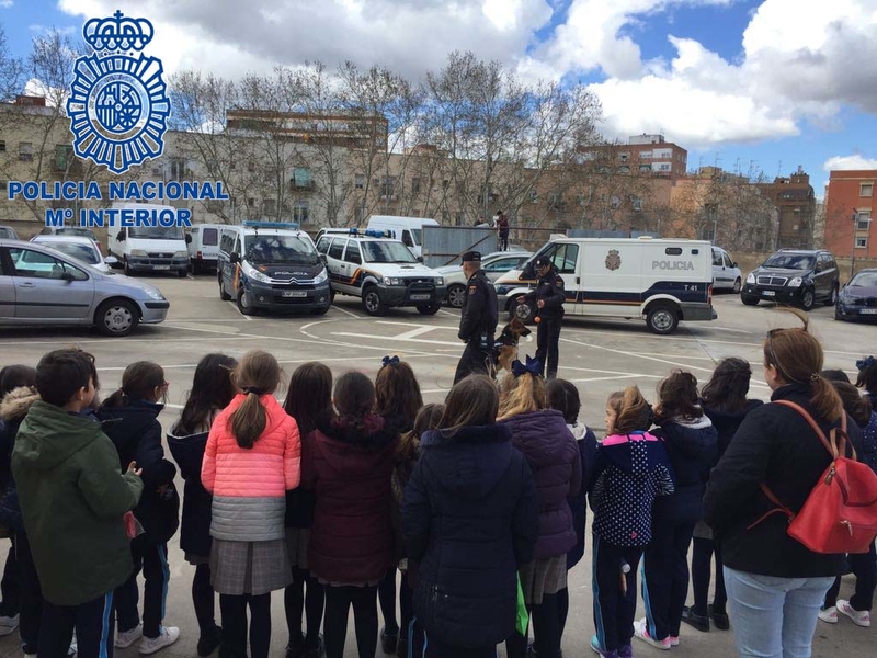 La Policía Nacional recibe la visita de alumnos del Colegio Santo Ángel