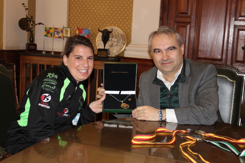El alcalde de Badajoz recibe a la campeona de España Elena Ayuso 