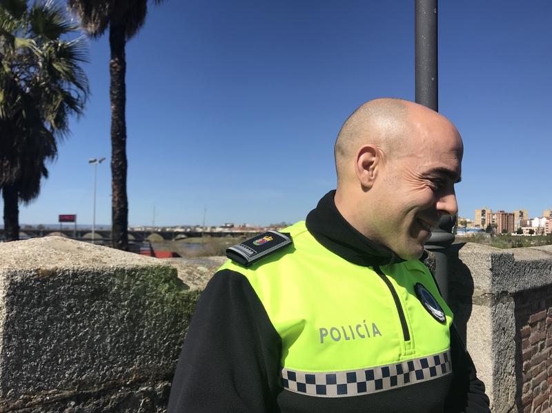 Marcos Sánchez, el policía que le ha salvado la vida a la mujer que se ha arrojado al Guadiana