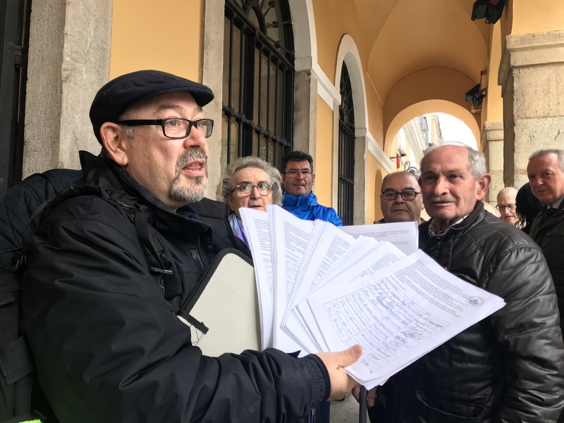 Suerte de Saavedra reclama un espacio para sus mayores con 2.240 firmas